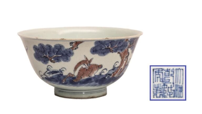 BOL EN PORCELAINE EMAILLEE BLEU COBALT ET ROUGE DE FER