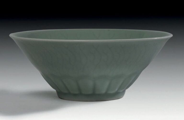 Bol en porcelaine et émail céladon reprenant la forme d'une fleur de chrysanthème, avec décor incisé et moulé sous couverte de pétales de lotu