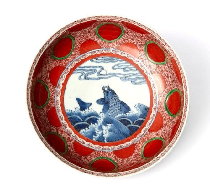 Bol en porcelaine Imari à décor d'émaux sur couverte (kinrande) décoré d'un médaillon central en bleu sous couverte représentant un poisson dans une mer agitée (araisomon hachi) dans le goût de Genroku, décor de dragons sur la face extérieur