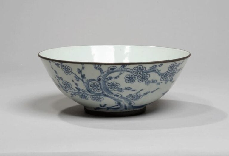 Bol évasé en porcelaine à décor en bleu sous couverte d'une grue près d'un prunier en fleur