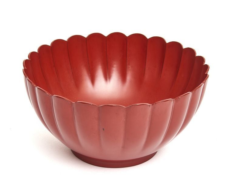 Bol laqué rouge foncé en forme de fleur de chrysanthème lobé (kashibon