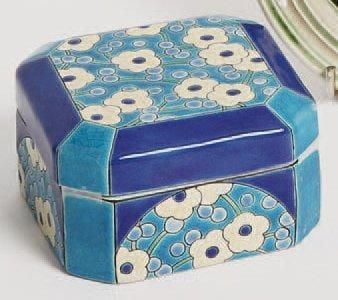 Bonbonnière à corps quadrangulaire en céramique et émaux polychrome