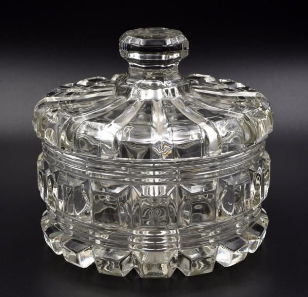 Bonbonnière en cristal moulé à grosses côtes plates, filets triples et gros carreau