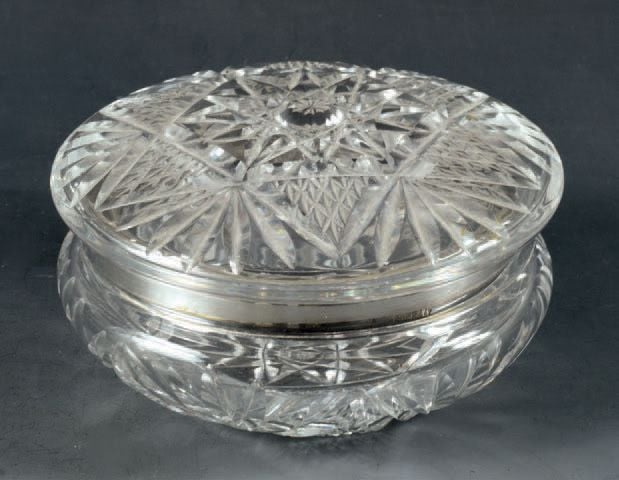 Bonbonnière en cristal taillé à motif rayonnant, étoile complexe et côtes en éventail; monture en argen