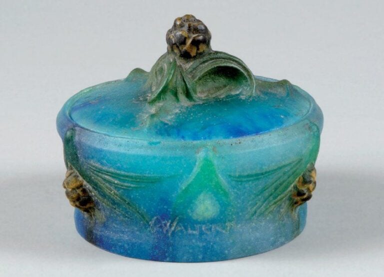Bonbonnière en pâte de verre bleue et verte avec son couvercle d'origine à prise en pomme de pi