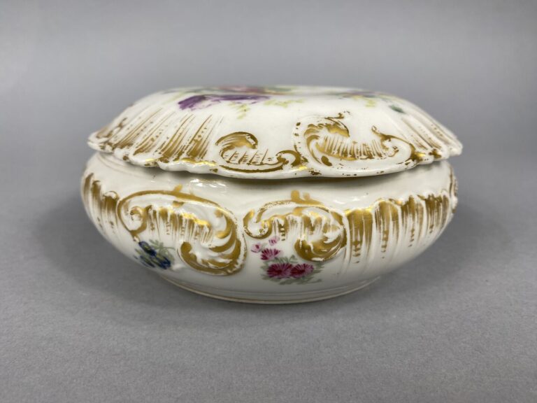 Bonbonnière en porcelaine émaillée polychrome à décor de motifs floraux, frises…