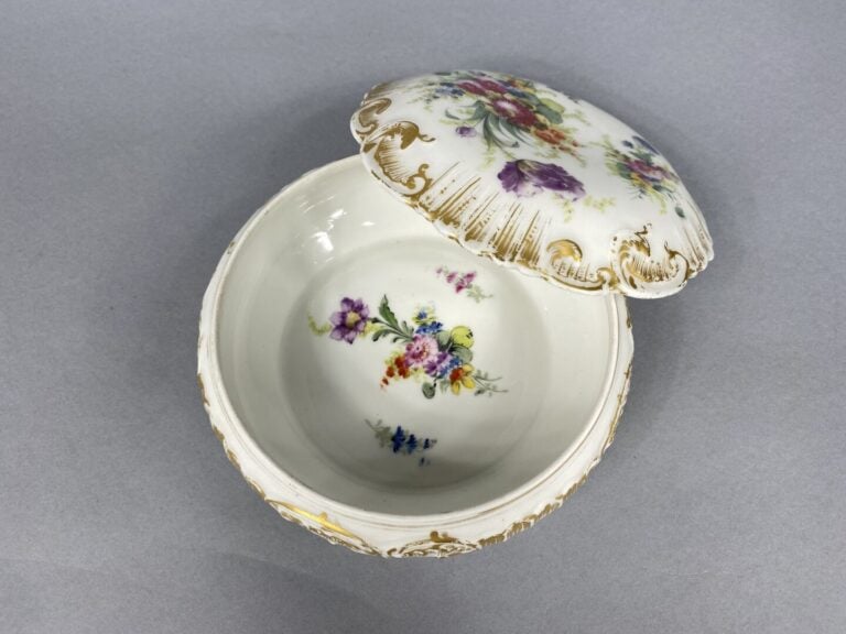 Bonbonnière en porcelaine émaillée polychrome à décor de motifs floraux, frises…