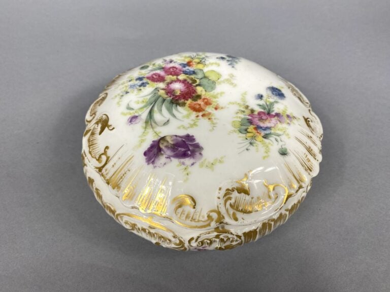 Bonbonnière en porcelaine émaillée polychrome à décor de motifs floraux, frises…