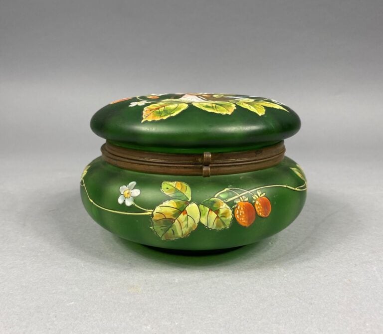 Bonbonnière en verre à décor peint dans le goût Art Nouveau d'une jeune femme e…