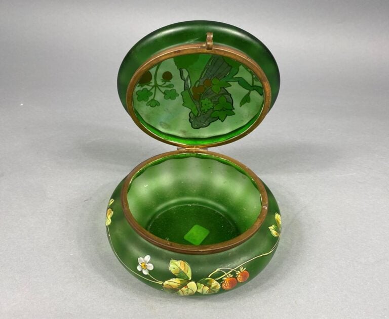 Bonbonnière en verre à décor peint dans le goût Art Nouveau d'une jeune femme e…