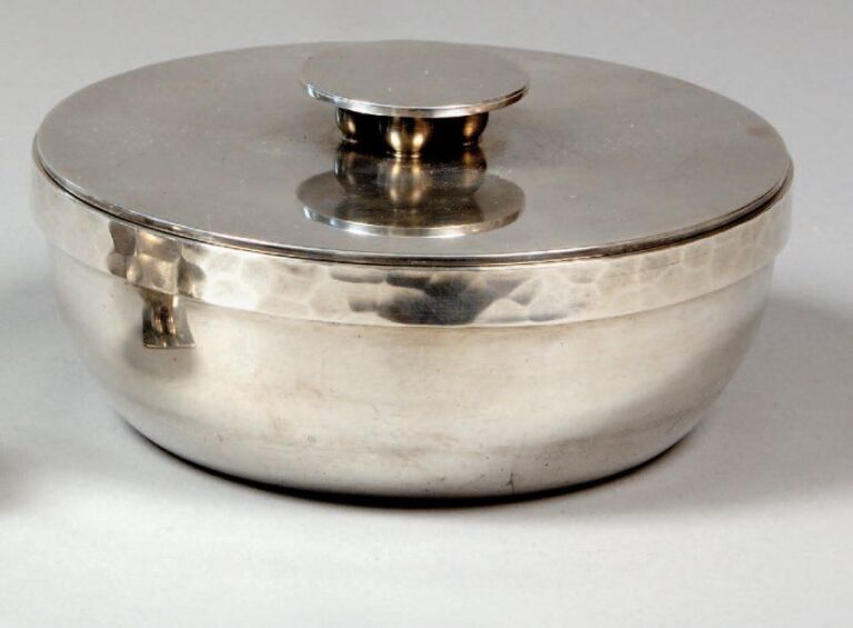 Bonbonnière ronde et plate en métal argenté à bandeau martelé avec son couvercle d'origin