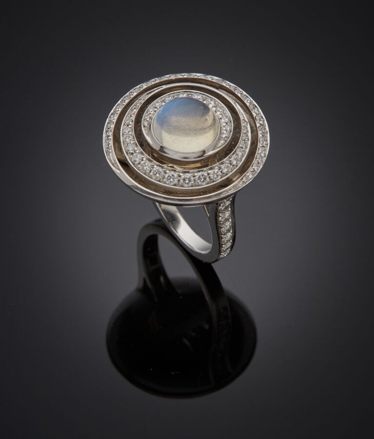BOUCHERON - BAGUE circulaire "Esmeralda" en or gris (750‰) ajouré, serti d'une…