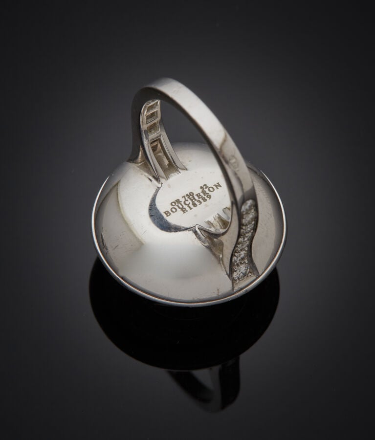 BOUCHERON - BAGUE circulaire "Esmeralda" en or gris (750‰) ajouré, serti d'une…