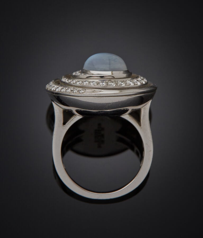 BOUCHERON - BAGUE circulaire "Esmeralda" en or gris (750‰) ajouré, serti d'une…