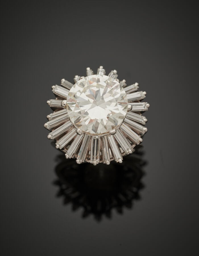 BOUCHERON - BAGUE en platine (950‰) à motif rayonnant, serti d'un diamant pesan…