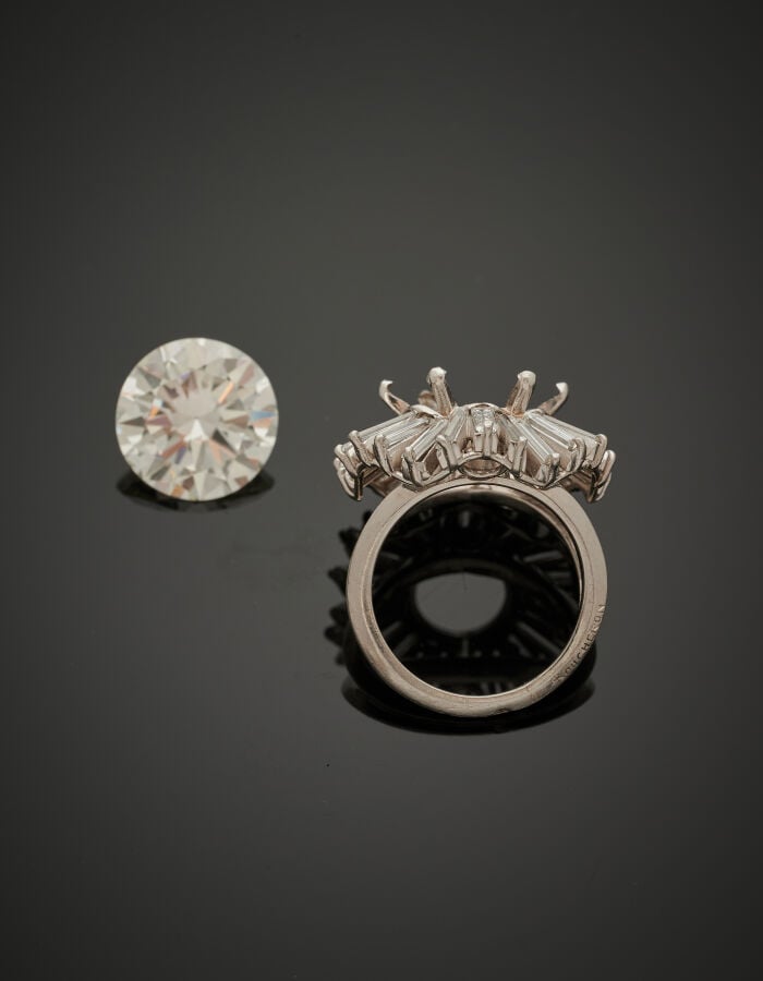 BOUCHERON - BAGUE en platine (950‰) à motif rayonnant, serti d'un diamant pesan…