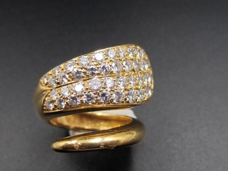 BOUCHERON      BAGUE « sinueuse » en or jaune (750 millièmes) serti d’un pavage de diamants taille brillant        Signée BOUCHERON             Doigt : 51        Poids brut : 10,2 g