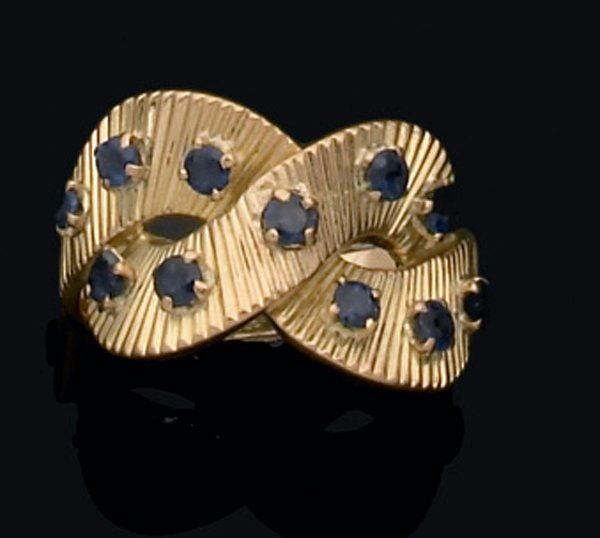 BOUCHERON BAGUE « sinueuse » en or jaune guilloché serti de petits saphirs rond