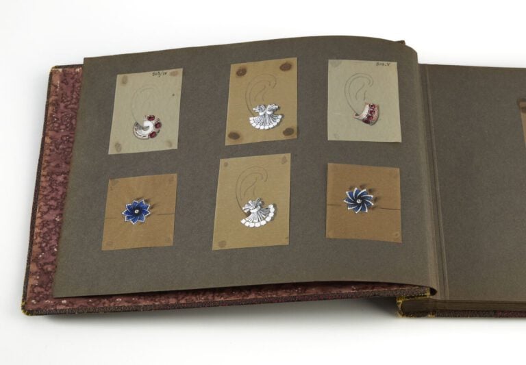BOUCHERON - CARNET d'une vingtaine de DESSINS originaux gouachés, de bijoux et…