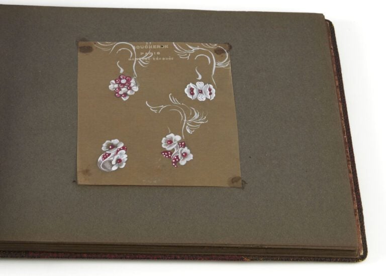BOUCHERON - CARNET d'une vingtaine de DESSINS originaux gouachés, de bijoux et…