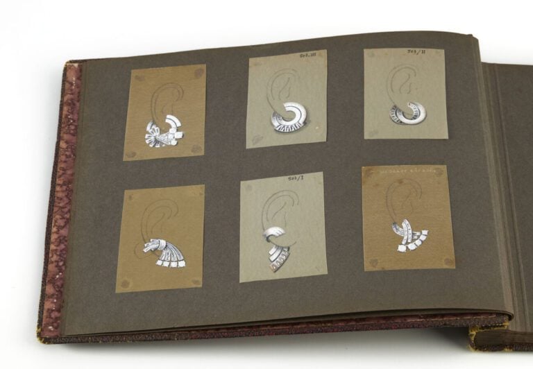 BOUCHERON - CARNET d'une vingtaine de DESSINS originaux gouachés, de bijoux et…