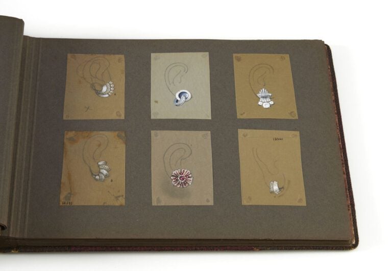 BOUCHERON - CARNET d'une vingtaine de DESSINS originaux gouachés, de bijoux et…