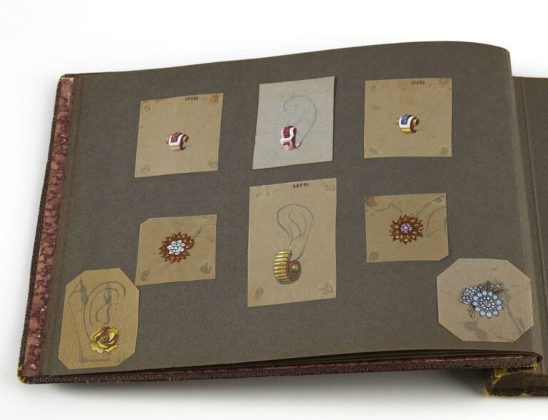 BOUCHERON - CARNET d'une vingtaine de DESSINS originaux gouachés, de bijoux et…