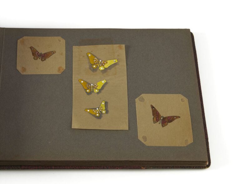 BOUCHERON - CARNET d'une vingtaine de DESSINS originaux gouachés, de bijoux et…