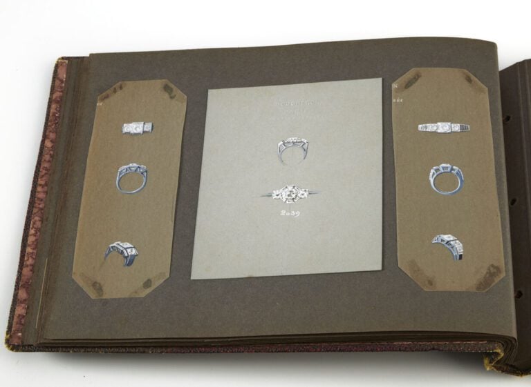 BOUCHERON - CARNET d'une vingtaine de DESSINS originaux gouachés, de bijoux et…