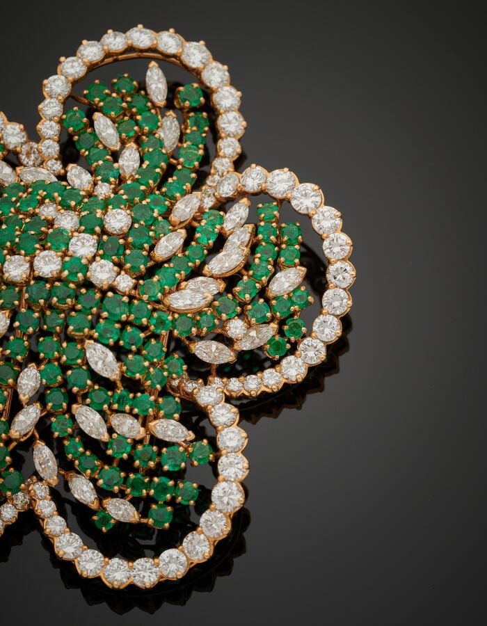 BOUCHERON - Importante CLIP de CORSAGE « fleur » en or jaune (750‰) ajouré, ser…
