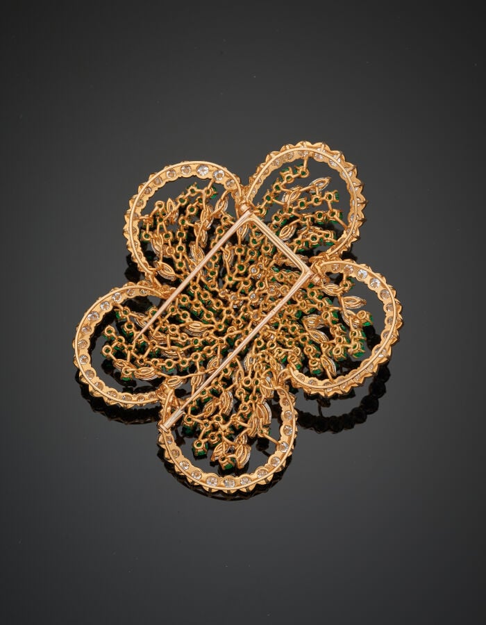 BOUCHERON - Importante CLIP de CORSAGE « fleur » en or jaune (750‰) ajouré, ser…