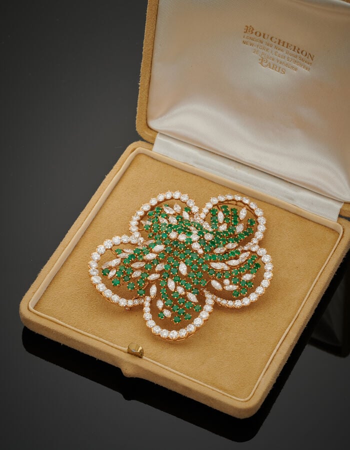 BOUCHERON - Importante CLIP de CORSAGE « fleur » en or jaune (750‰) ajouré, ser…