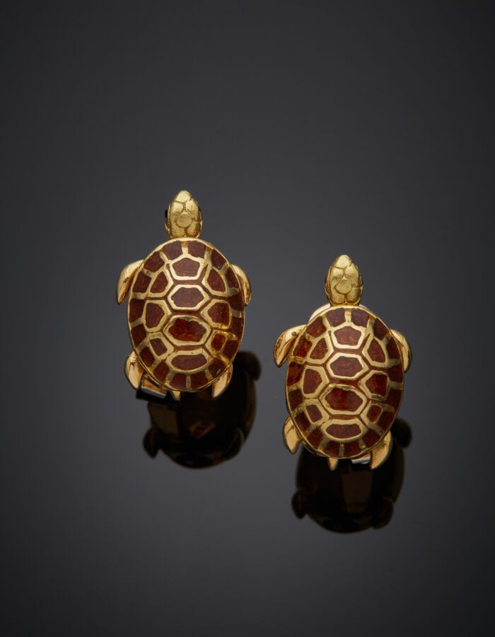 BOUCHERON - Paire de CLIPS d'OREILLES "Tortues" en or jaune (750‰) ciselé et or…