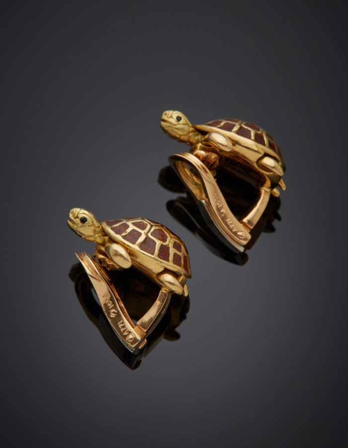 BOUCHERON - Paire de CLIPS d'OREILLES "Tortues" en or jaune (750‰) ciselé et or…