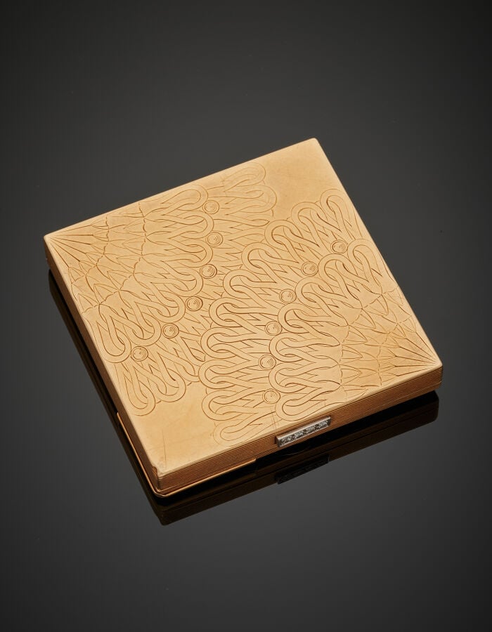 BOUCHERON - POUDRIER carré en or jaune (750‰) ciselé à motifs d'entrelacs forma…