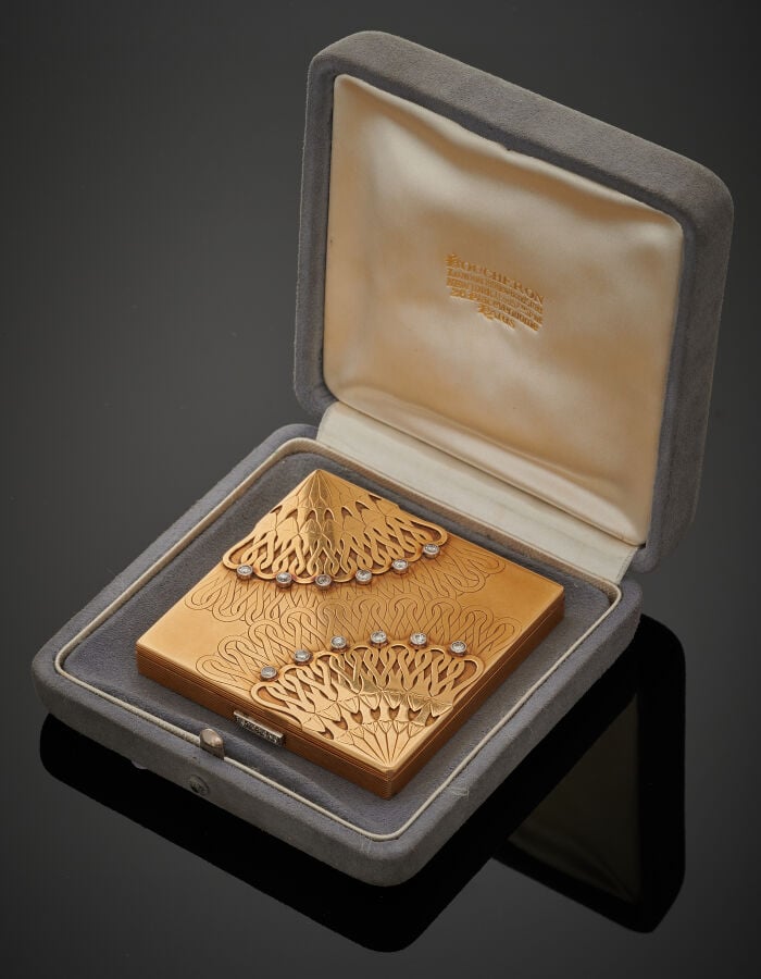 BOUCHERON - POUDRIER carré en or jaune (750‰) ciselé à motifs d'entrelacs forma…