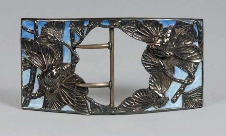 Boucle de ceinture « Bombyx » en argent à décor en hautrelief sur fond guilloché émaillé bleu (Poids brut :97