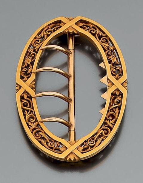 BOUCLE DE CEINTURE ovale en or jaune et or rose ciselé et ajouré à motifs de frises de feuilles d'acanthe et volute