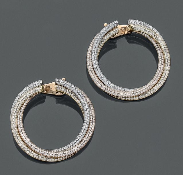 BOUCLES D'OREILLES créoles «Trinity», trois anneaux, trois ors (750 millièmes) pavés de diamants taille brillan