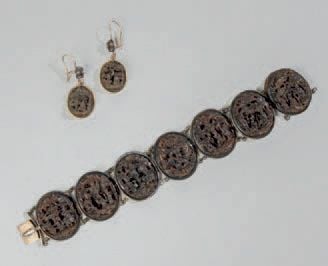 Boucles d'oreilles et éléments d'un bracelet en argent orné de sept cabochons d'écailles sculptés de scènes de villages animées de personnage