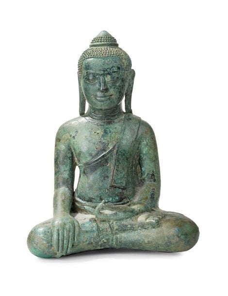 BOUDDHA EN ALLIAGE CUIVREUX A PATINE VERT DE GRIS