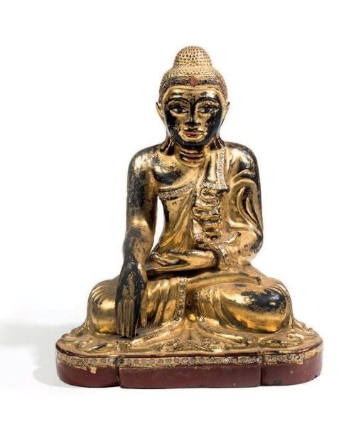 Bouddha en bois laqué or et rouge sur base noire, assis en méditation, les mains en bhumisparshamudra (prise de la terre à témoin)