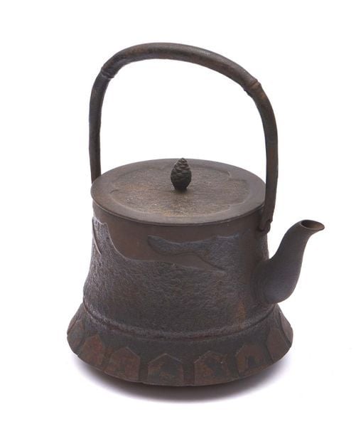 Bouilloire en métal tetsubin de forme ronde et décorée d’une grue japonaise stylisée en bas-relie