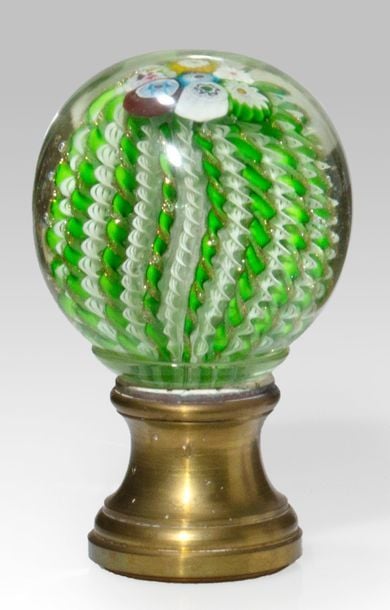 Boule de rampe à décor de couronne formée de treize torsades vertes et aventurine alternées avec treize torsades blanches filigranées; motif sommital de sept bonbons polychrome