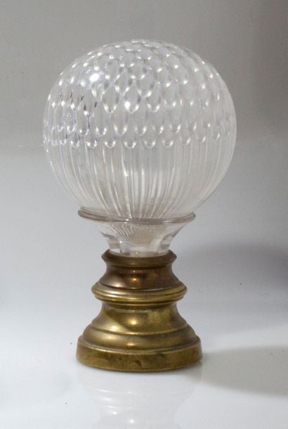 Boule de rampe en cristal à décor moulé intérieur en «nid d'abeille»; monture en laito