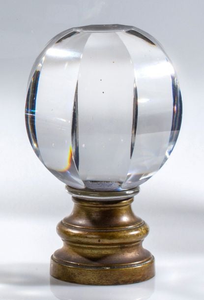 Boule de rampe en cristal massif taillé à côtes plates; monture en laito
