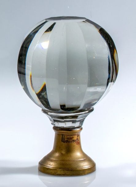 Boule de rampe en cristal massif taillé à côtes plates; monture en laito