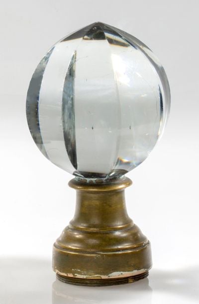 Boule de rampe en cristal massif taillé à côtes plates (qqs égrenures aux arêtes); monture en laito