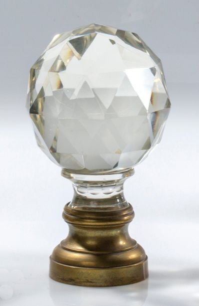 Boule de rampe en cristal massif taillé à facettes; monture en laito