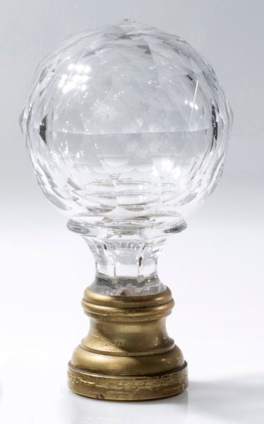 Boule de rampe en cristal taillé à facettes; monture en laito